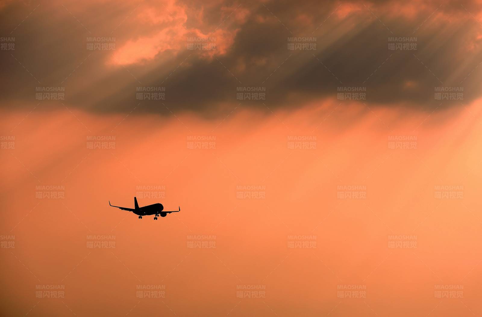 晚霞中的飞机图片