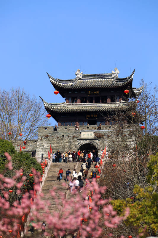 浙江临海古城楼春日游人如织图片