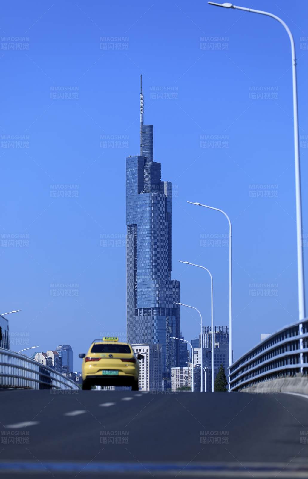南京城市天际线与出租车图片