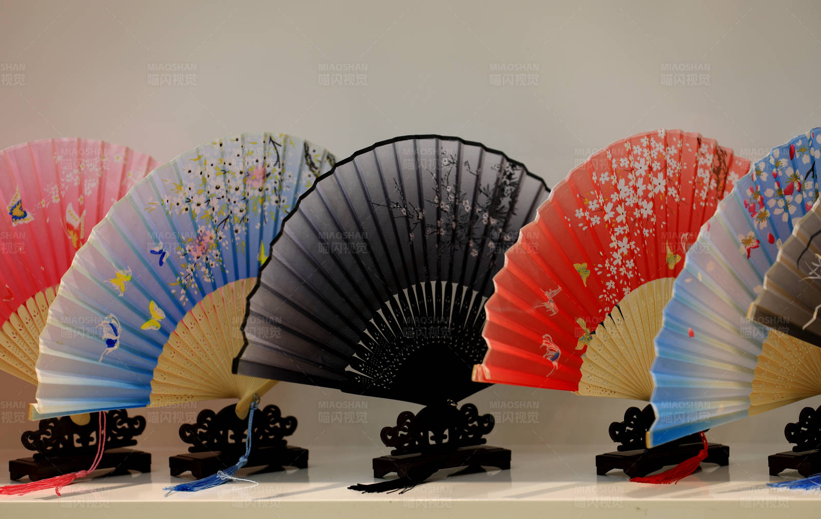 五彩斑斓的折扇展示图片