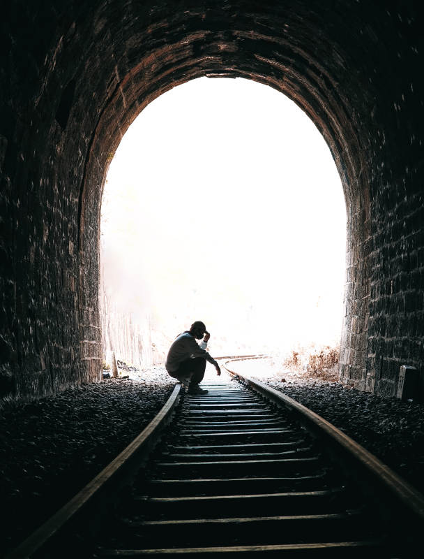 隧道尽头的孤独身影图片