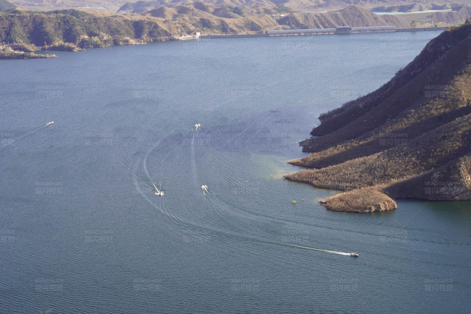 湖面滑水航拍图图片
