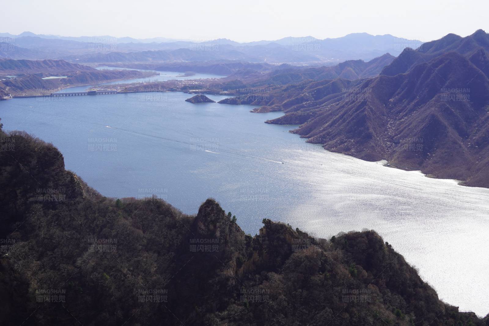 山间湖泊美景图片