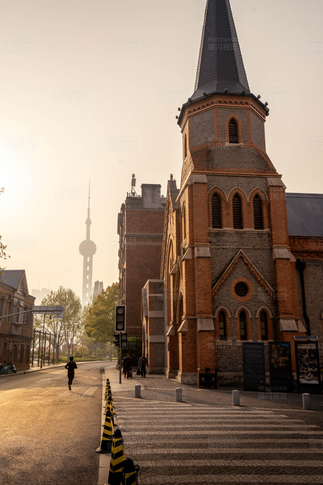 上海老街与现代塔景图片