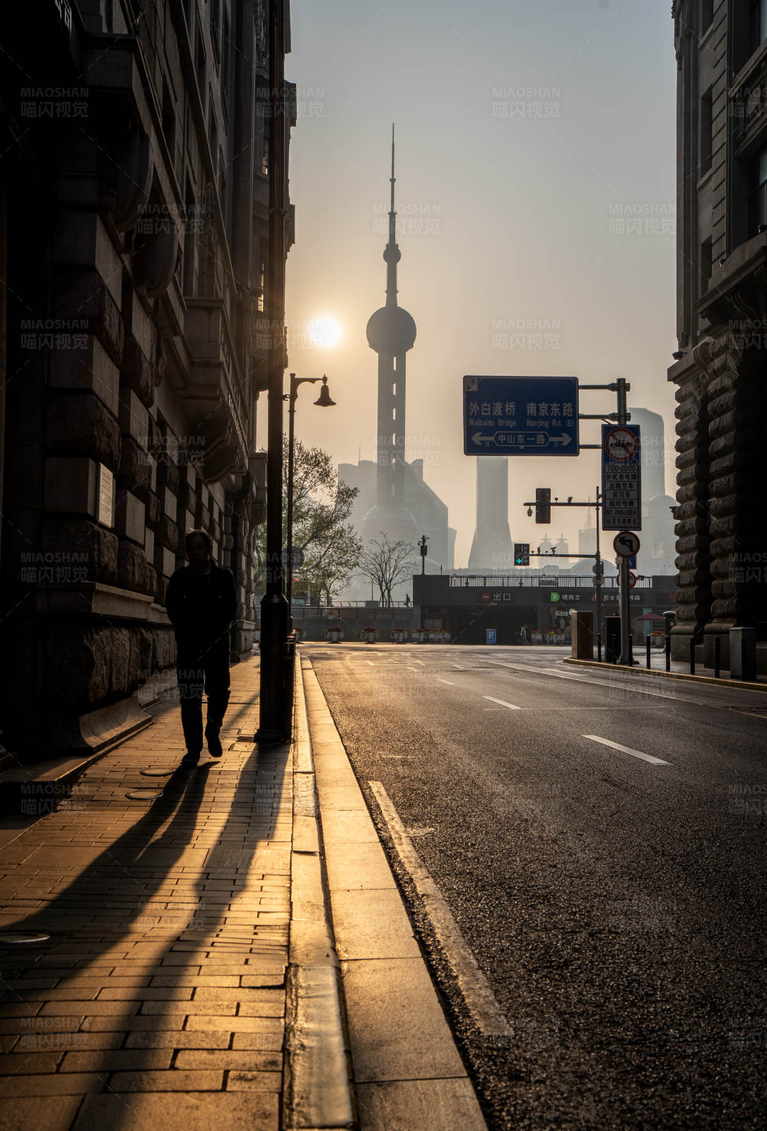 晨曦中的城市剪影图片