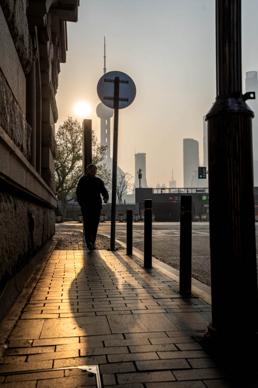 上海晨曦中的城市漫步图片