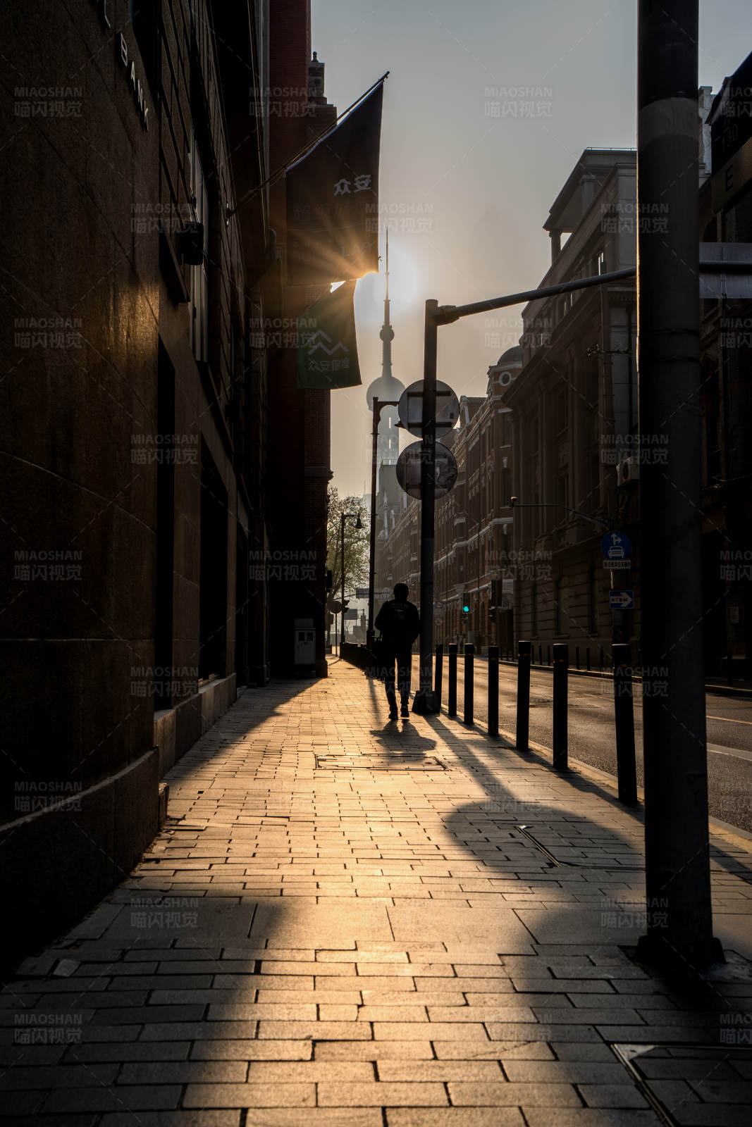 上海晨曦中的城市漫步图片