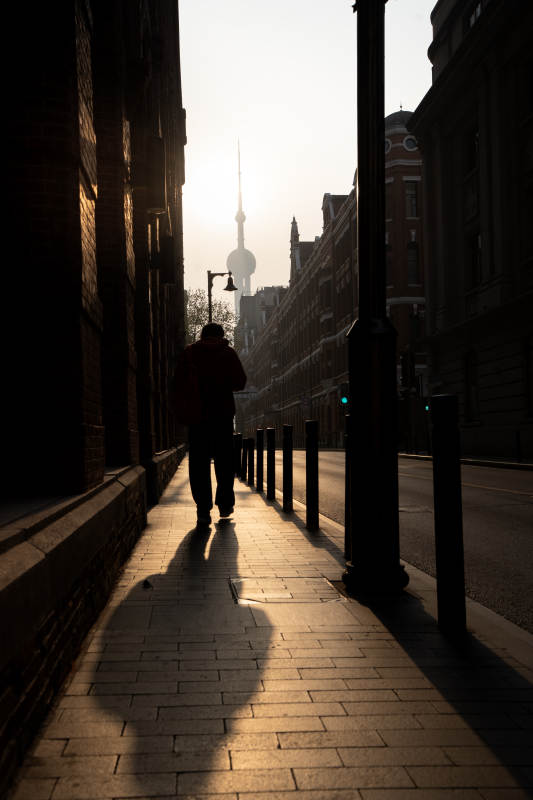 上海晨曦中的城市漫步图片