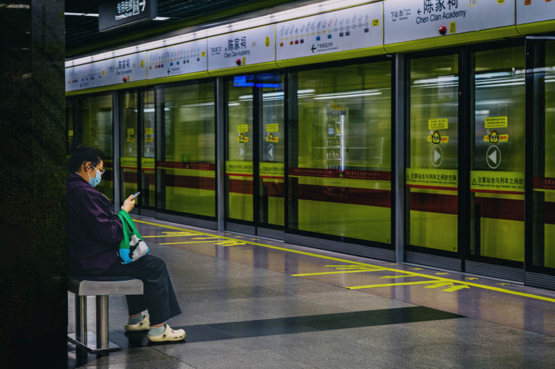 地铁站内独自等待图片