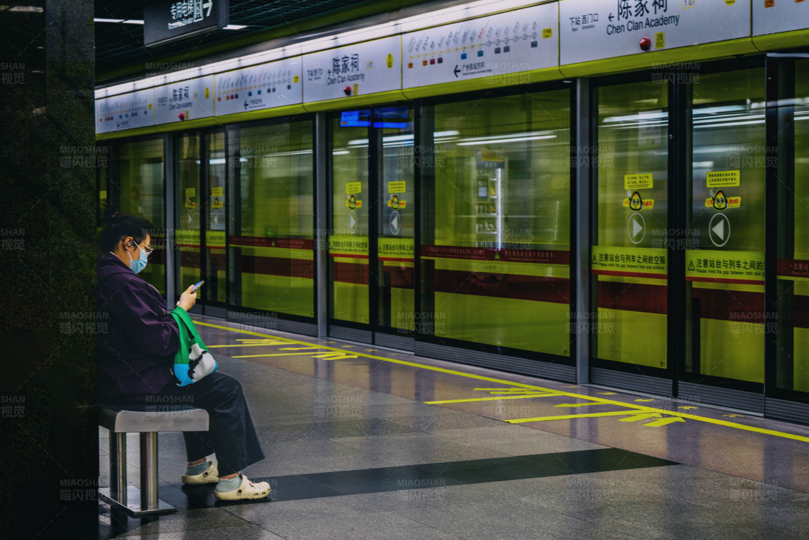 地铁站内独自等待图片