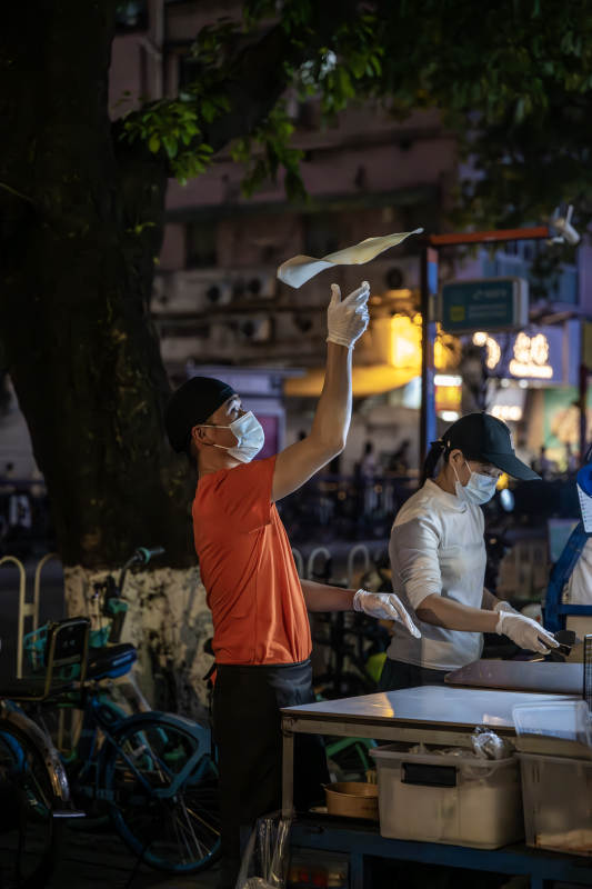 夜市摊主抛饼瞬间图片