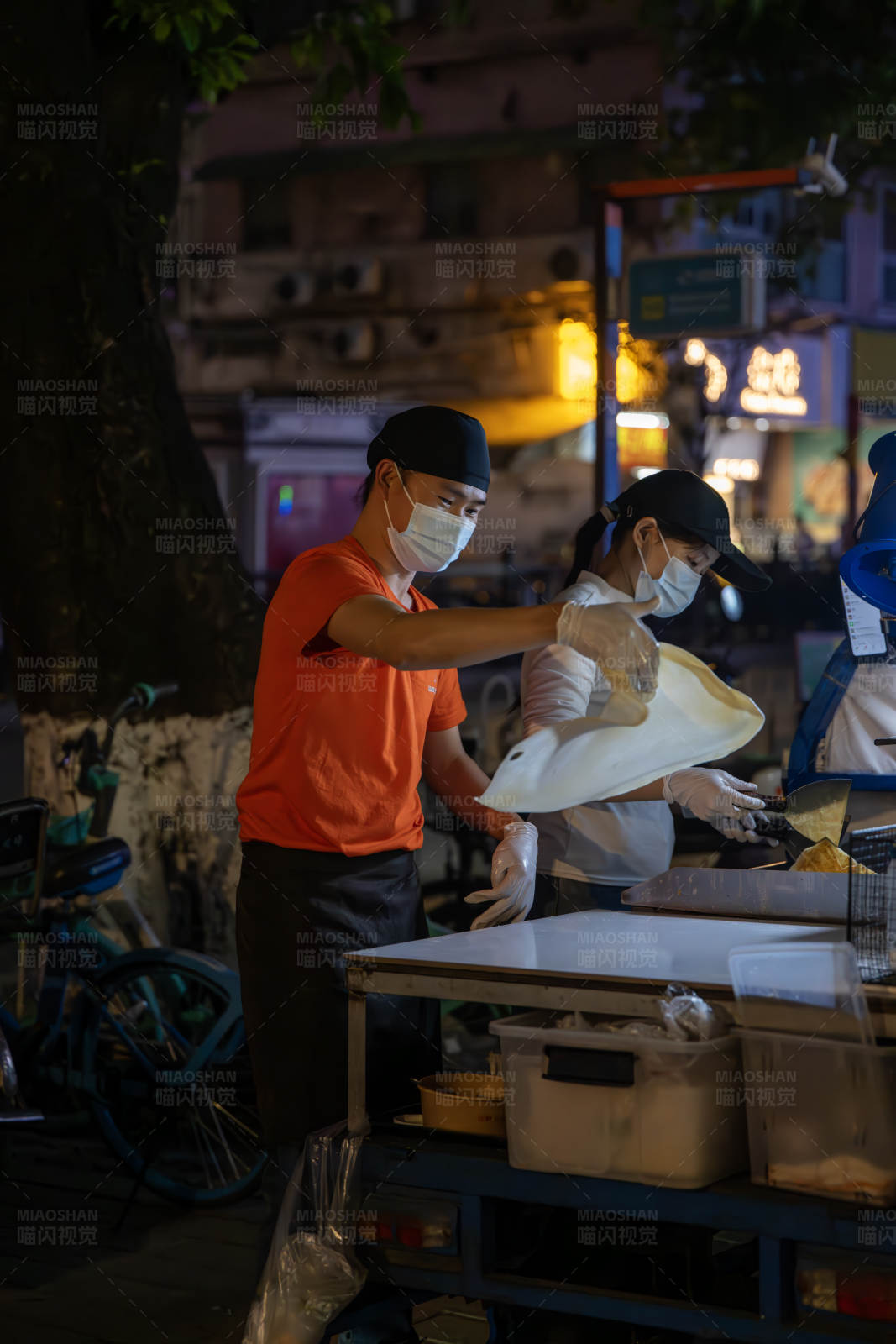 夜市摊主忙碌的身影图片