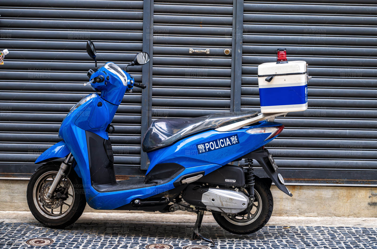 警用摩托车停靠图片