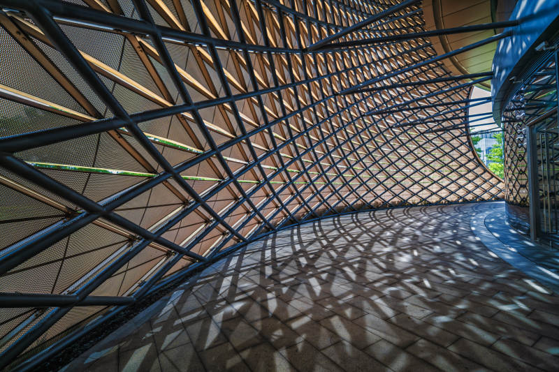 光影交错的现代建筑图片