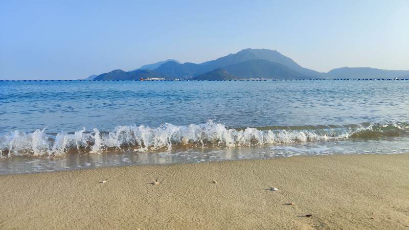 宁静海滩与远山图片