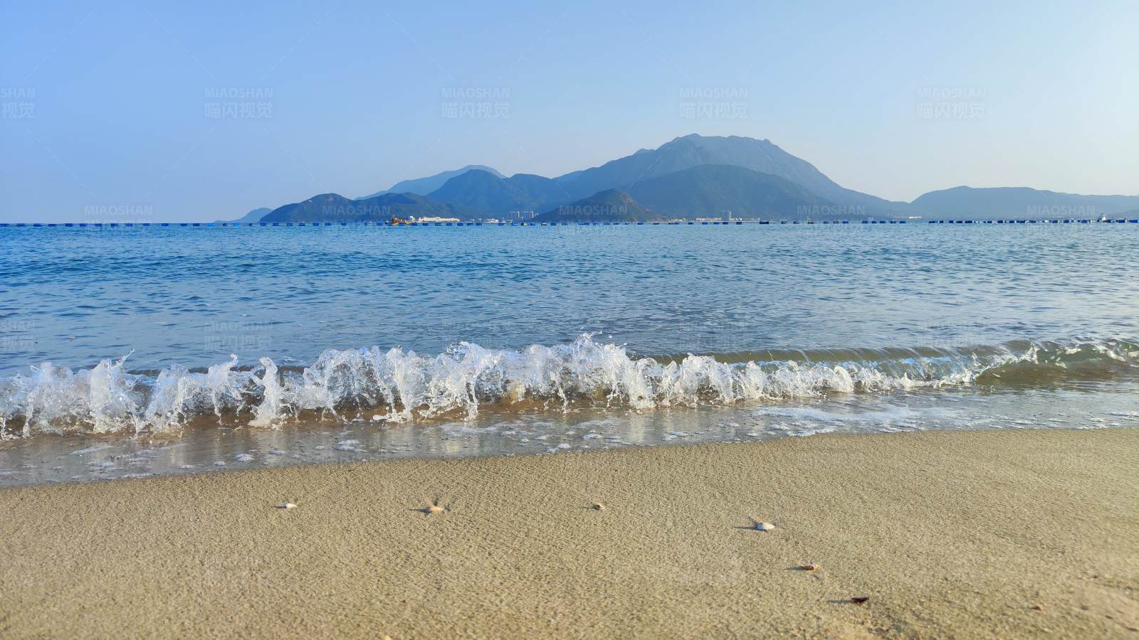 宁静海滩与远山图片