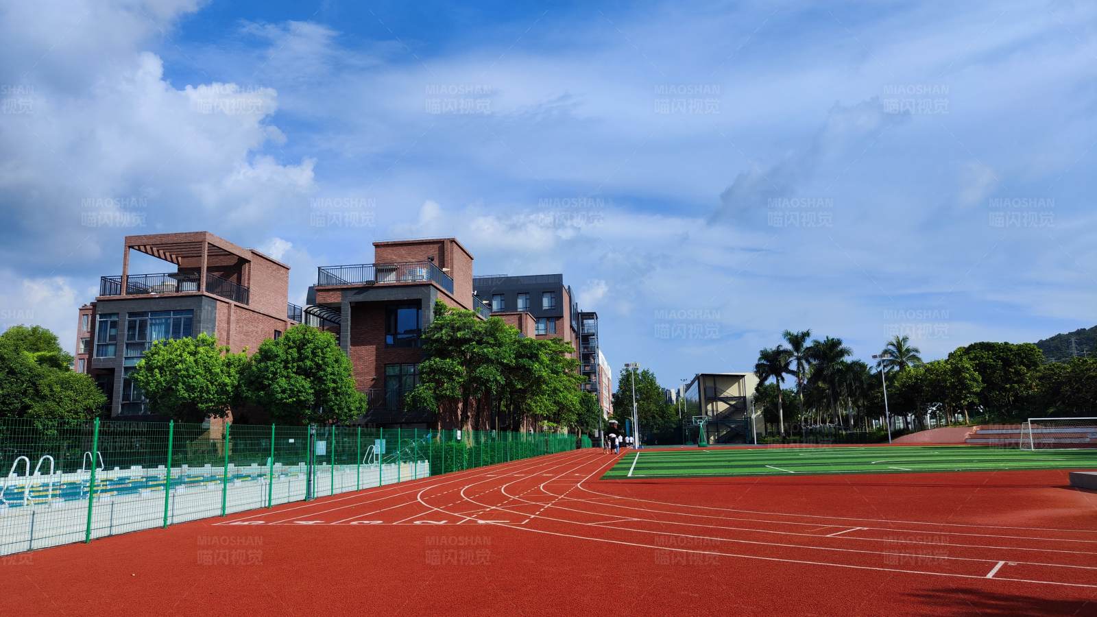 校园跑道与蓝天图片