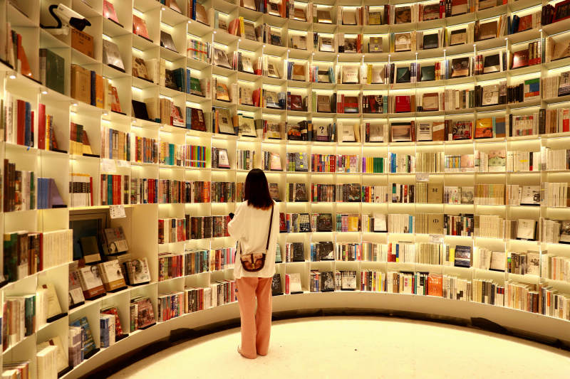 书海中的知识探索者图片