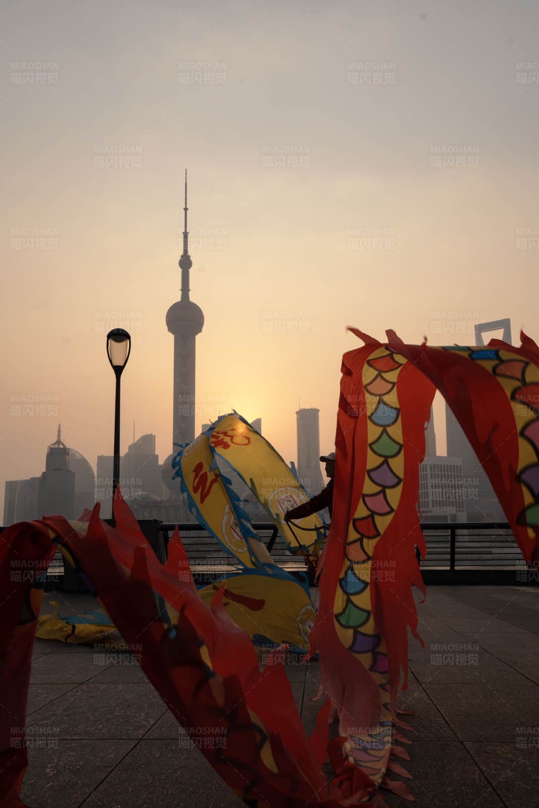 上海日出与龙舞图片