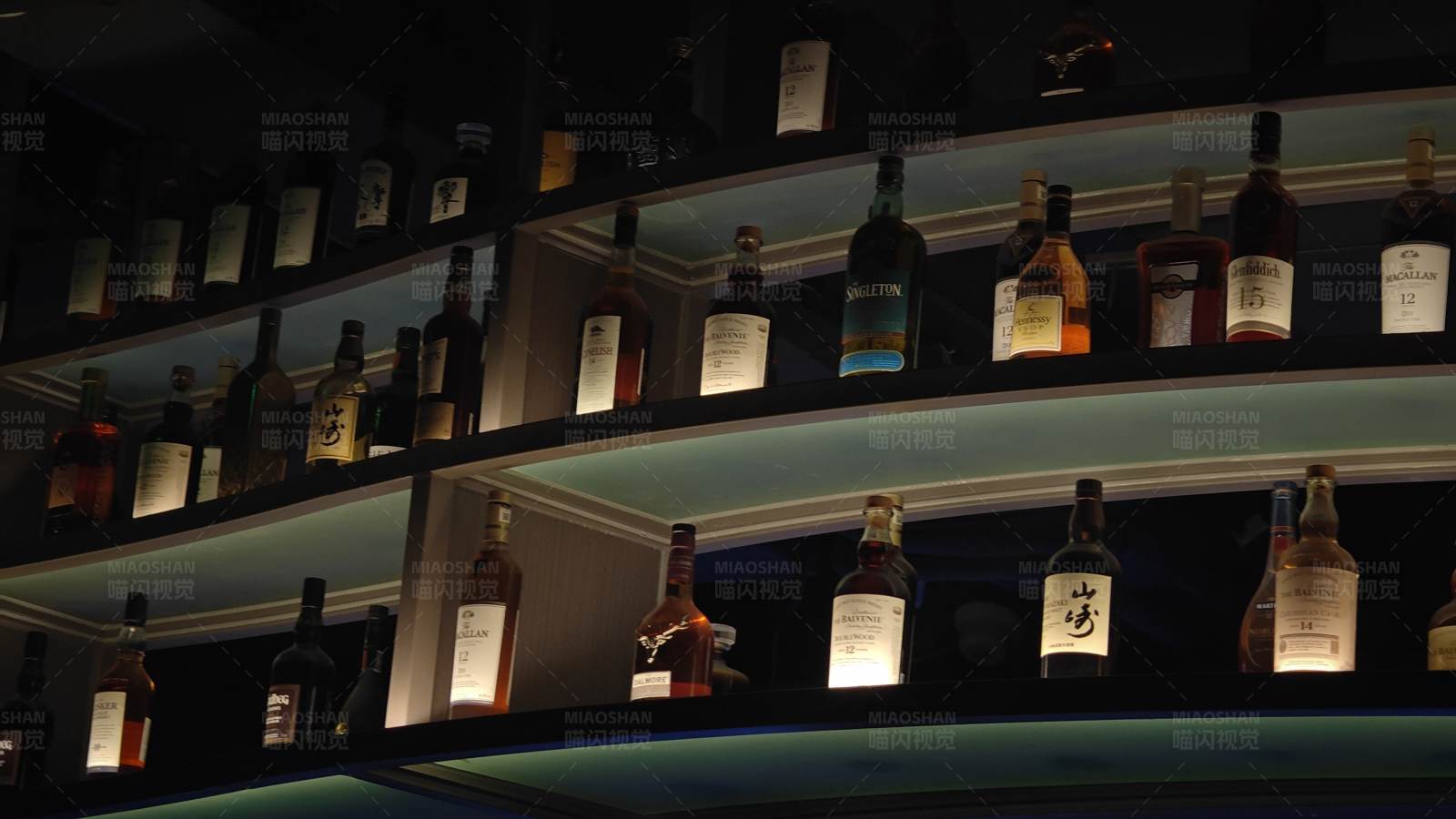 酒架上的威士忌收藏图片