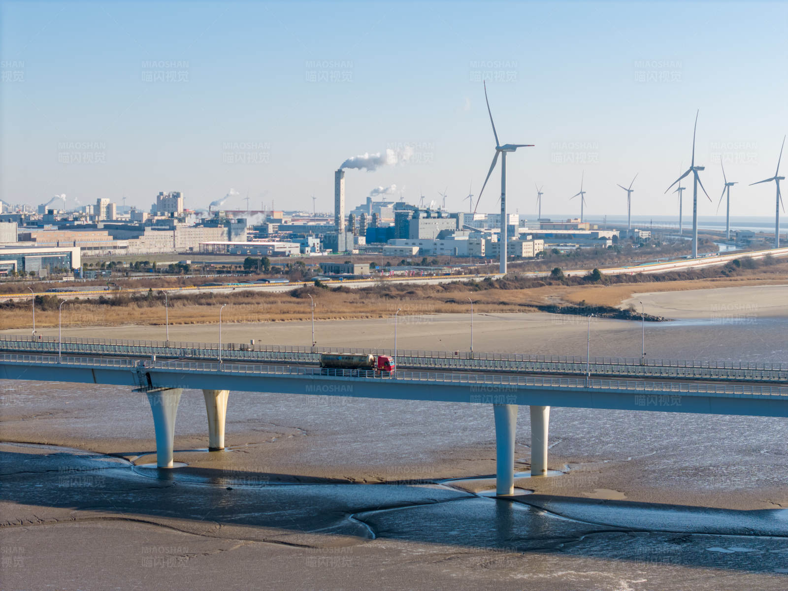 浙江省嘉绍大桥工业景观与清洁能源图片