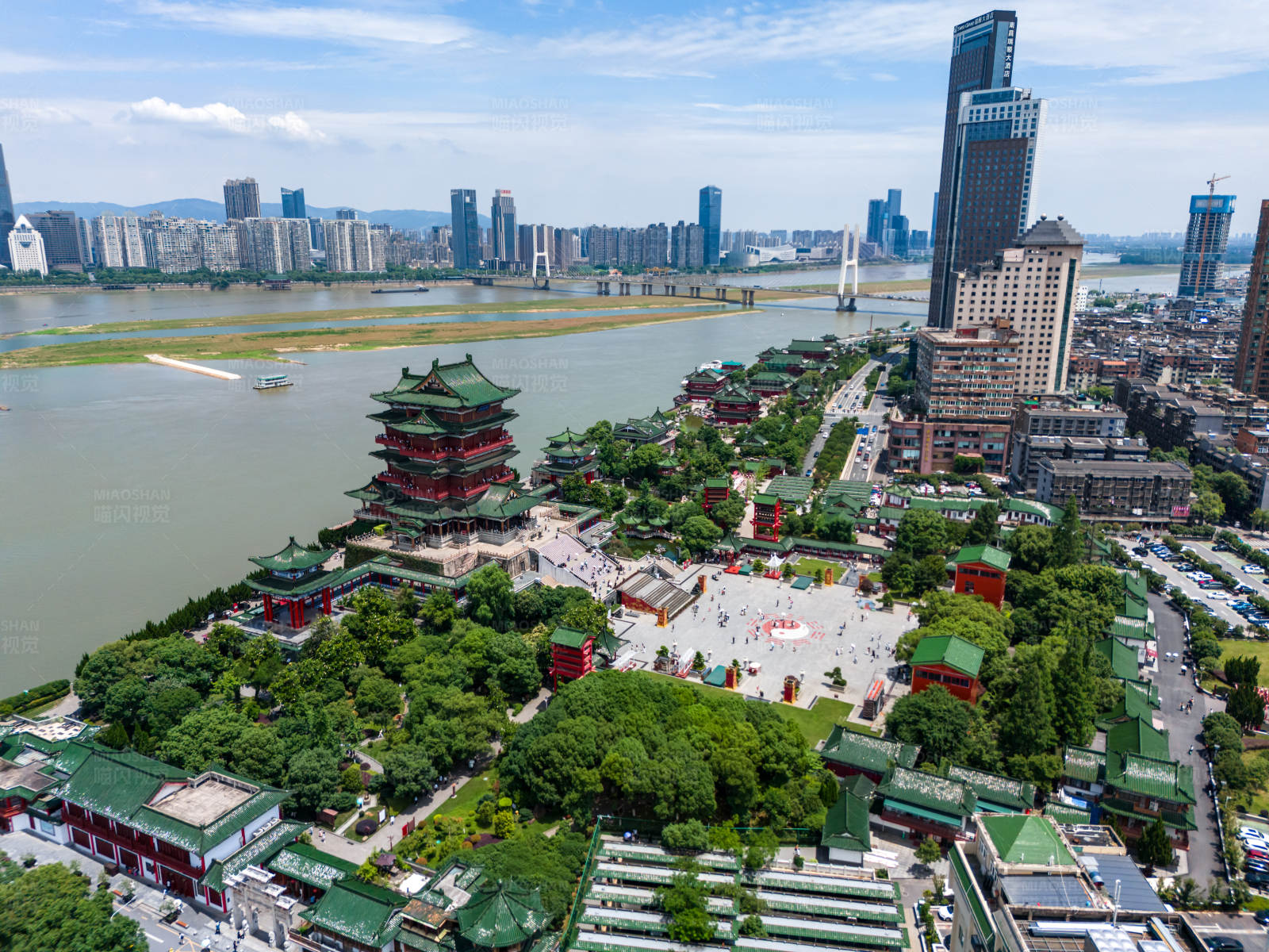 南昌滕王阁与城市天际线图片