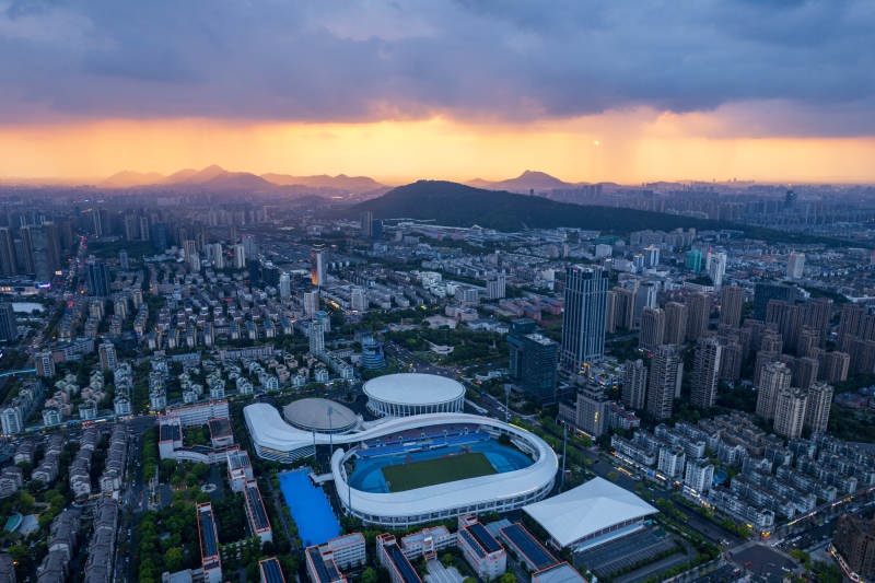 杭州市临平区城市黄昏体育场馆图片
