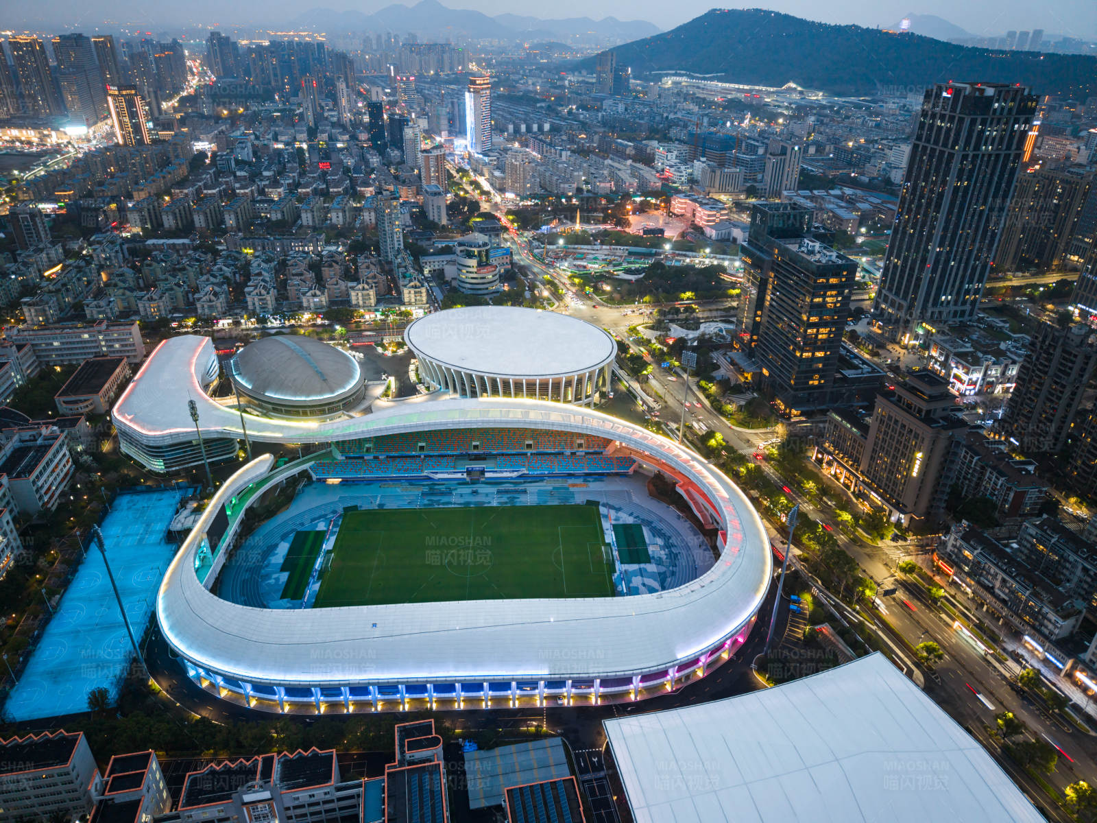 浙江省杭州市临平区临平体育馆夜景航拍图片