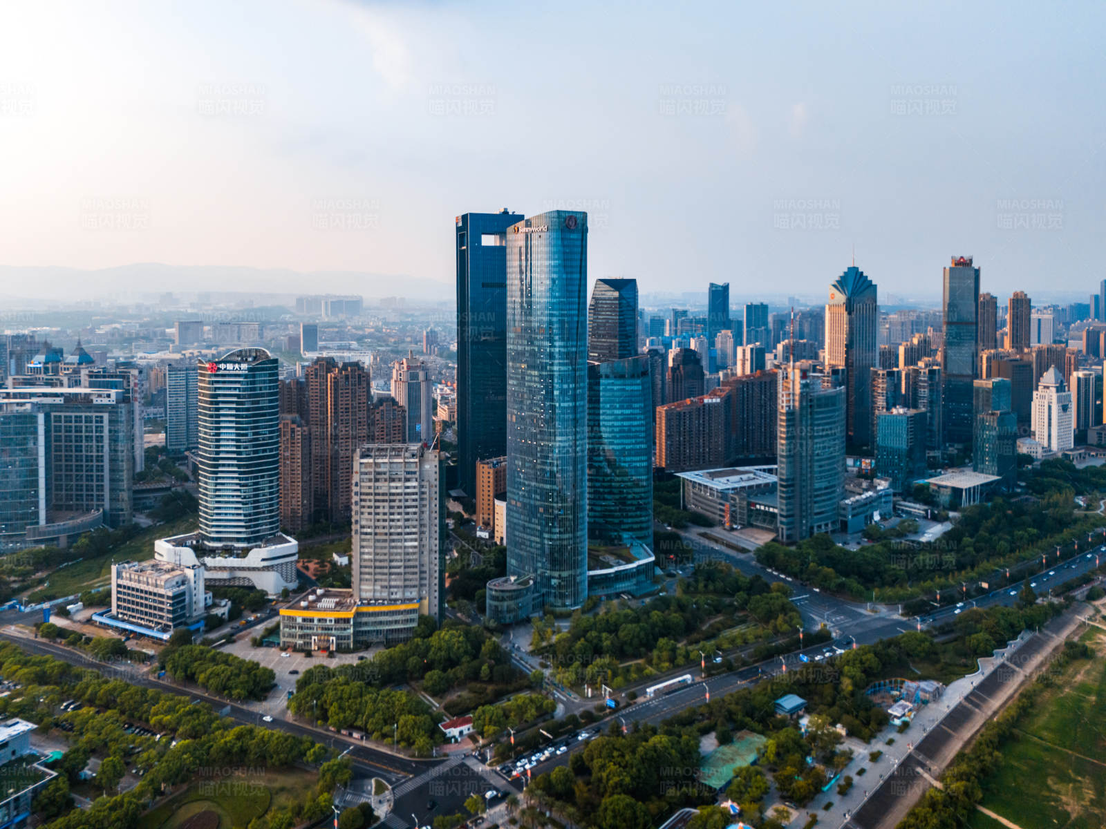 江西省南昌市红谷滩区现代都市的天际线航拍图片