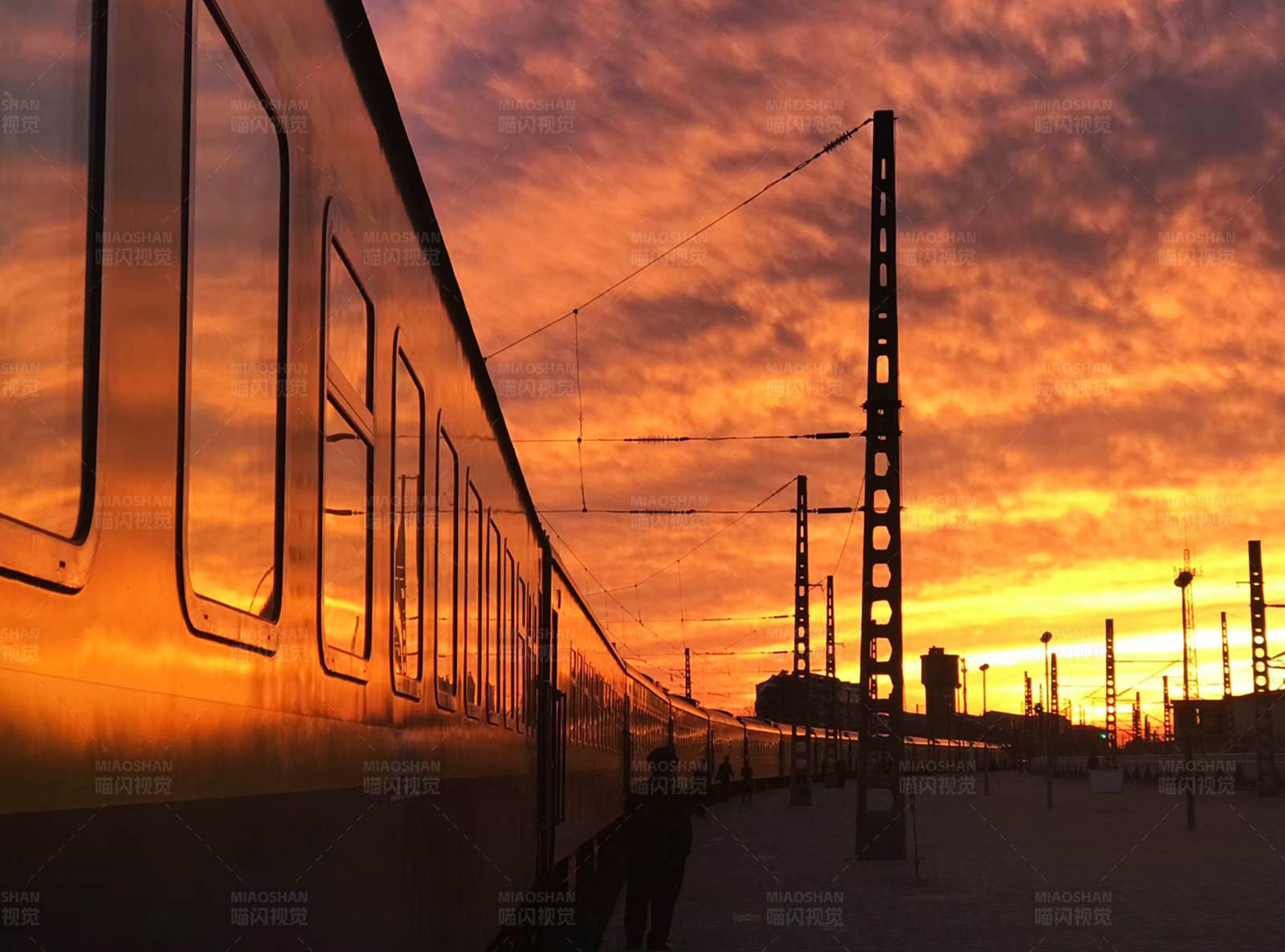夕阳下的列车剪影图片