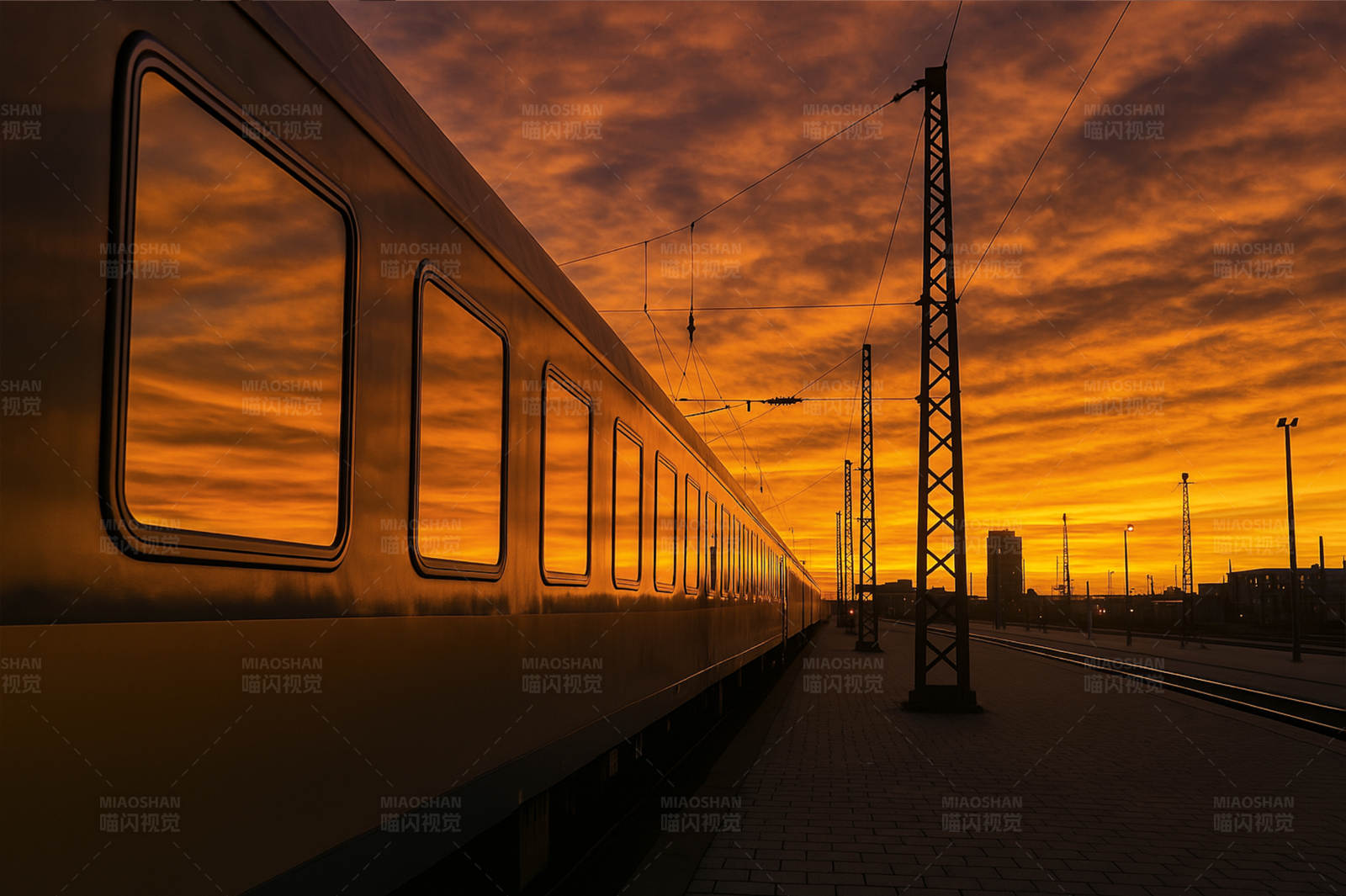 夕阳下的列车图片