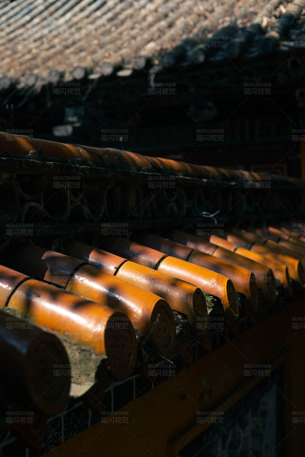 古寺屋顶瓦片特写图片