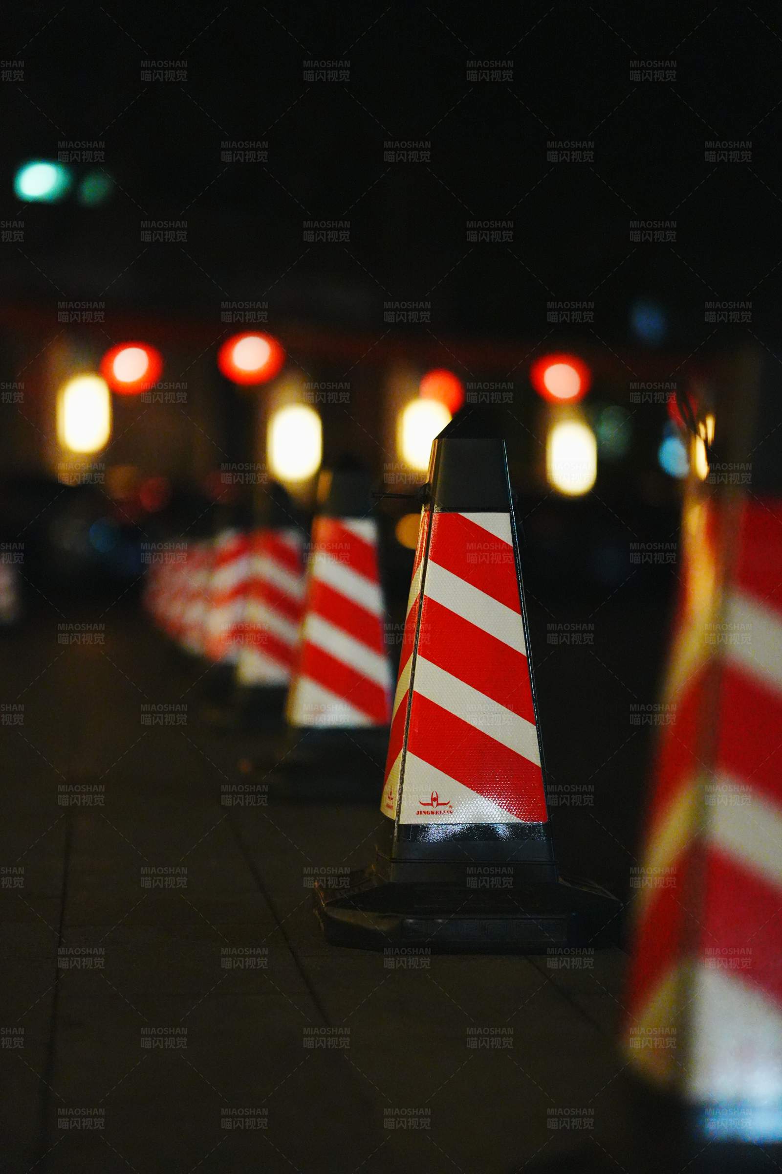 夜间警示锥图片