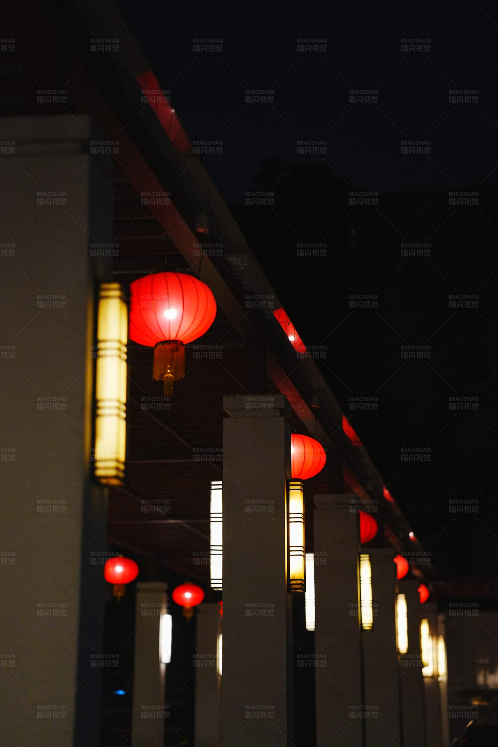 夜幕下的红灯笼图片