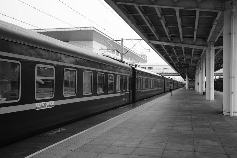 火车站台静候列车图片