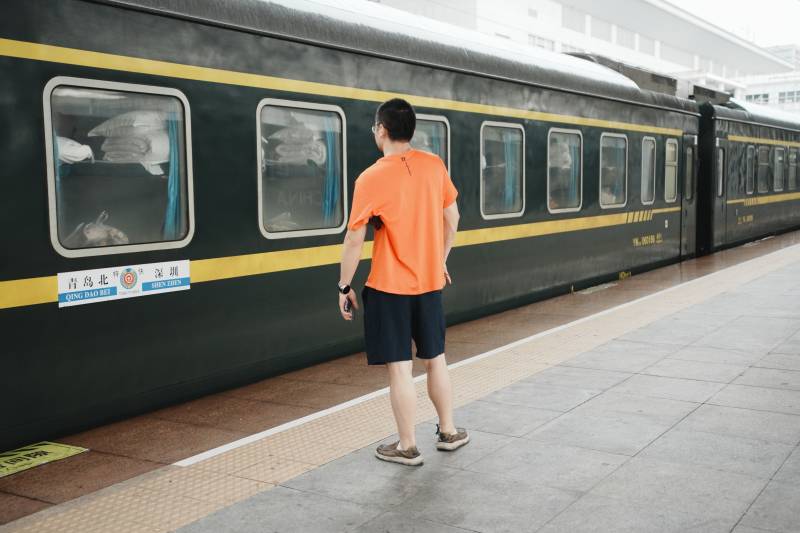 火车站等待上车的旅客图片