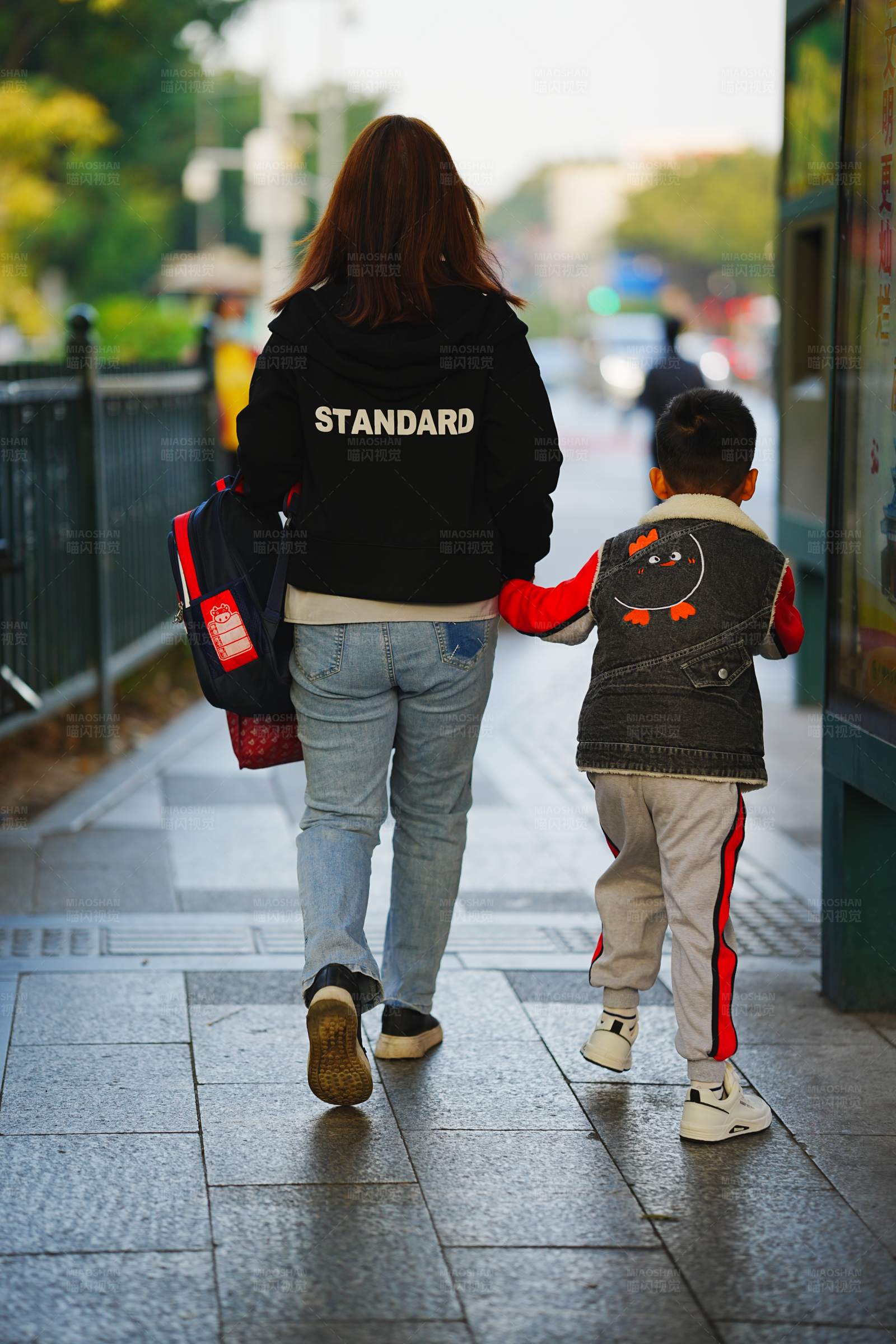 母子手牵手 背影温馨图片