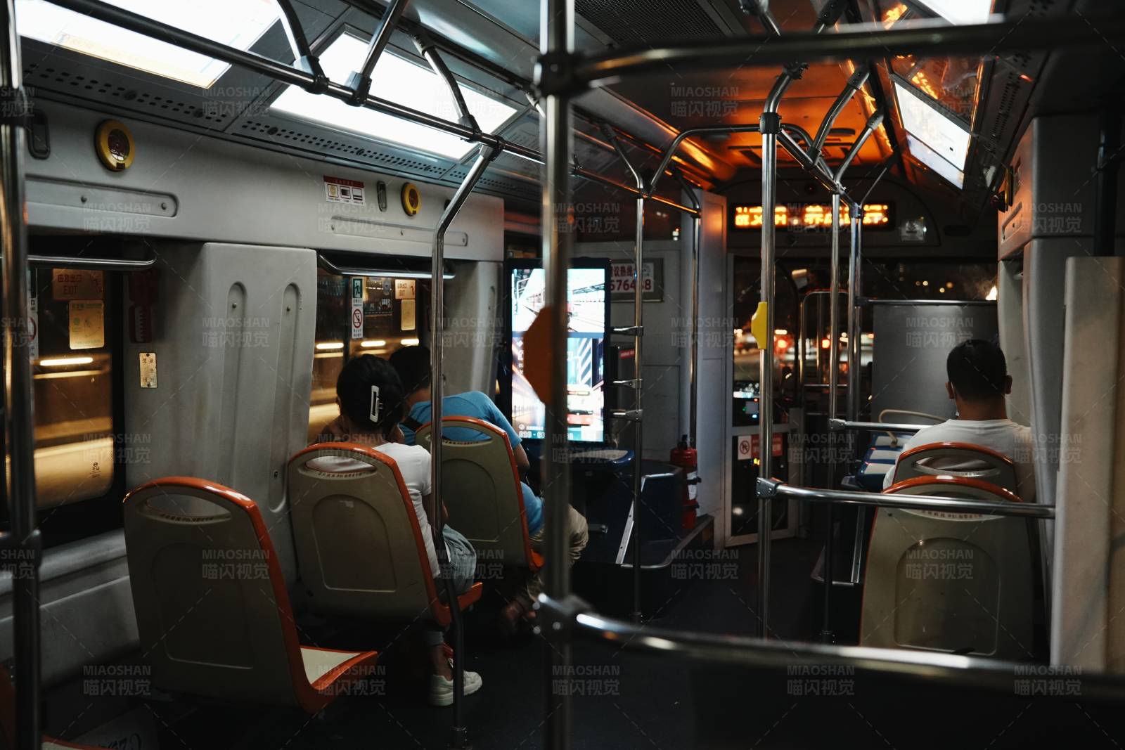 公交车车厢内的乘客图片