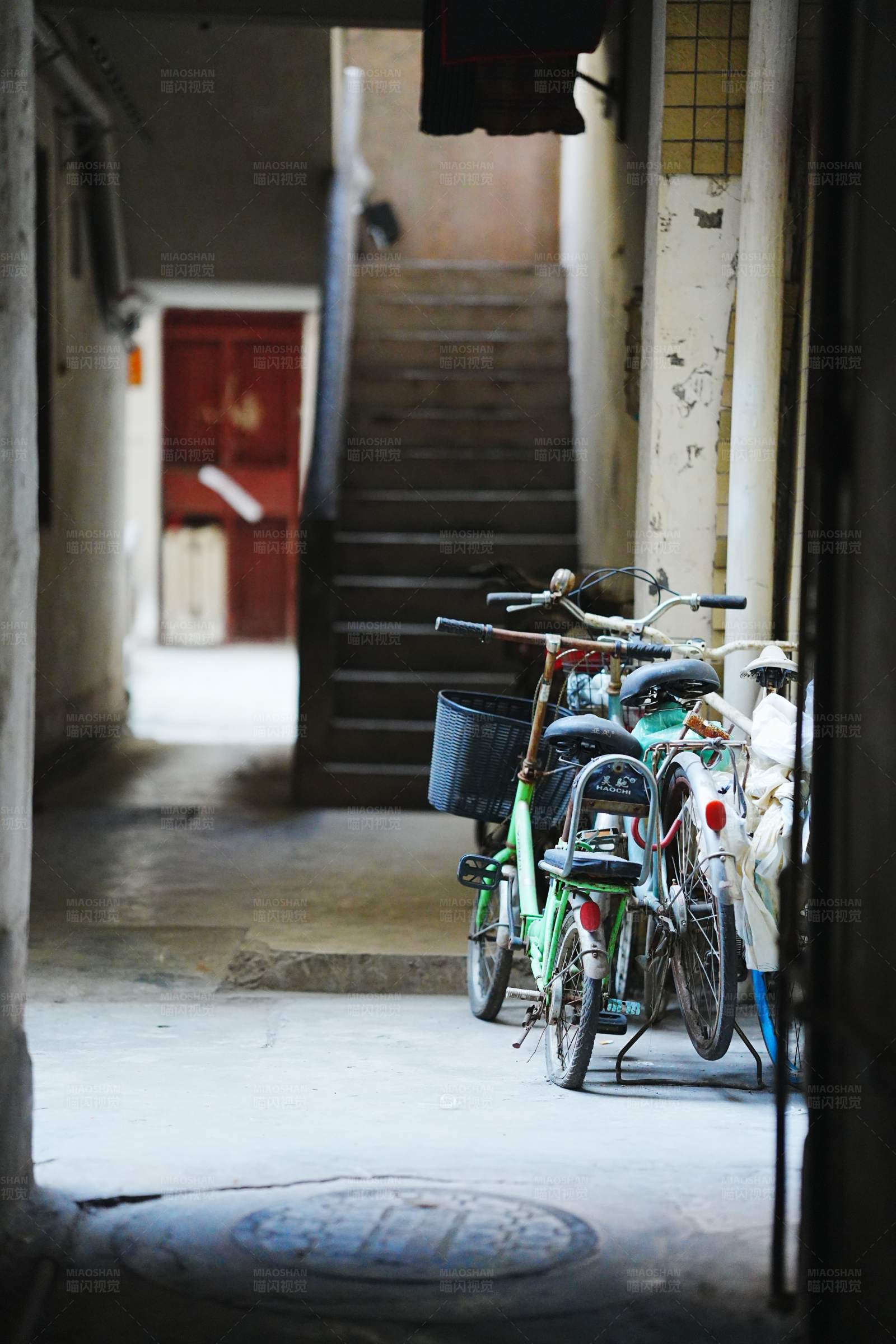 巷子里的自行车图片