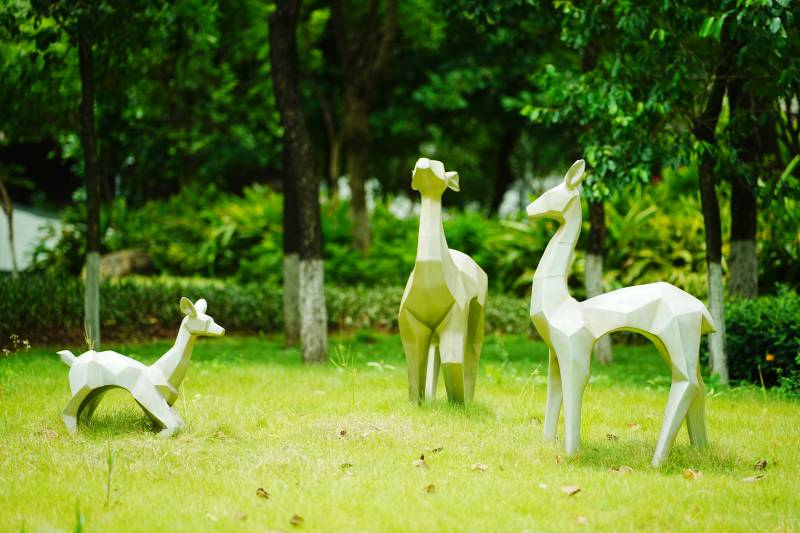 草地上的白色雕塑图片