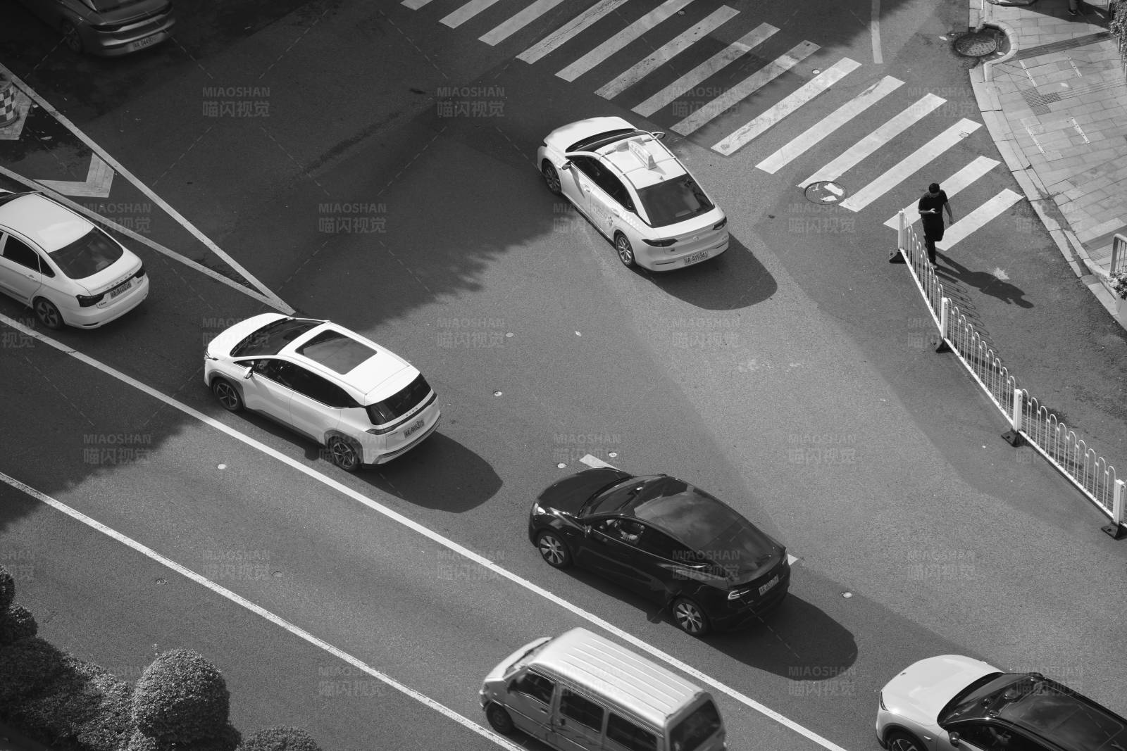 城市街道上的车辆图片