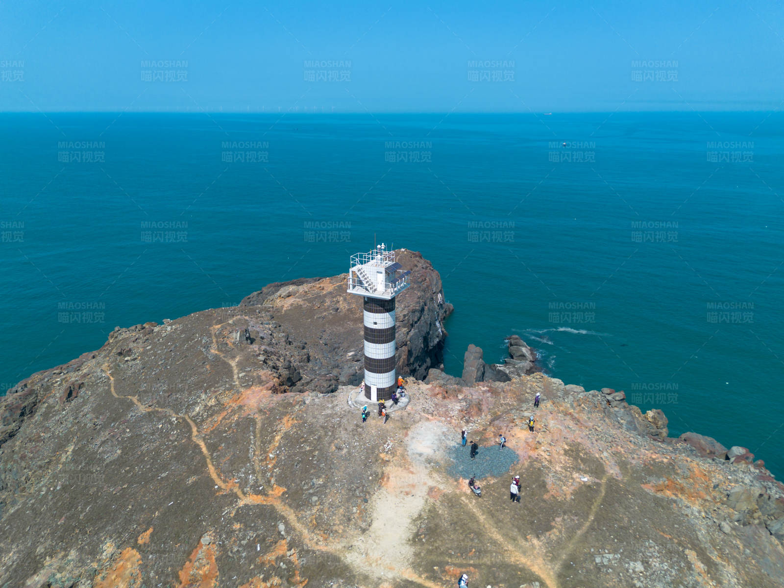 平潭东庠岛悬崖上的灯塔图片