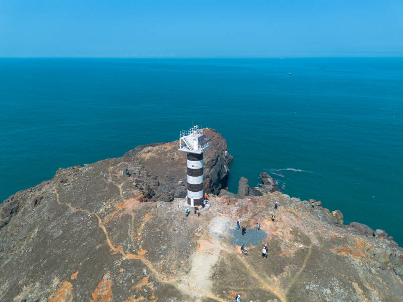 平潭东庠岛悬崖上的灯塔图片