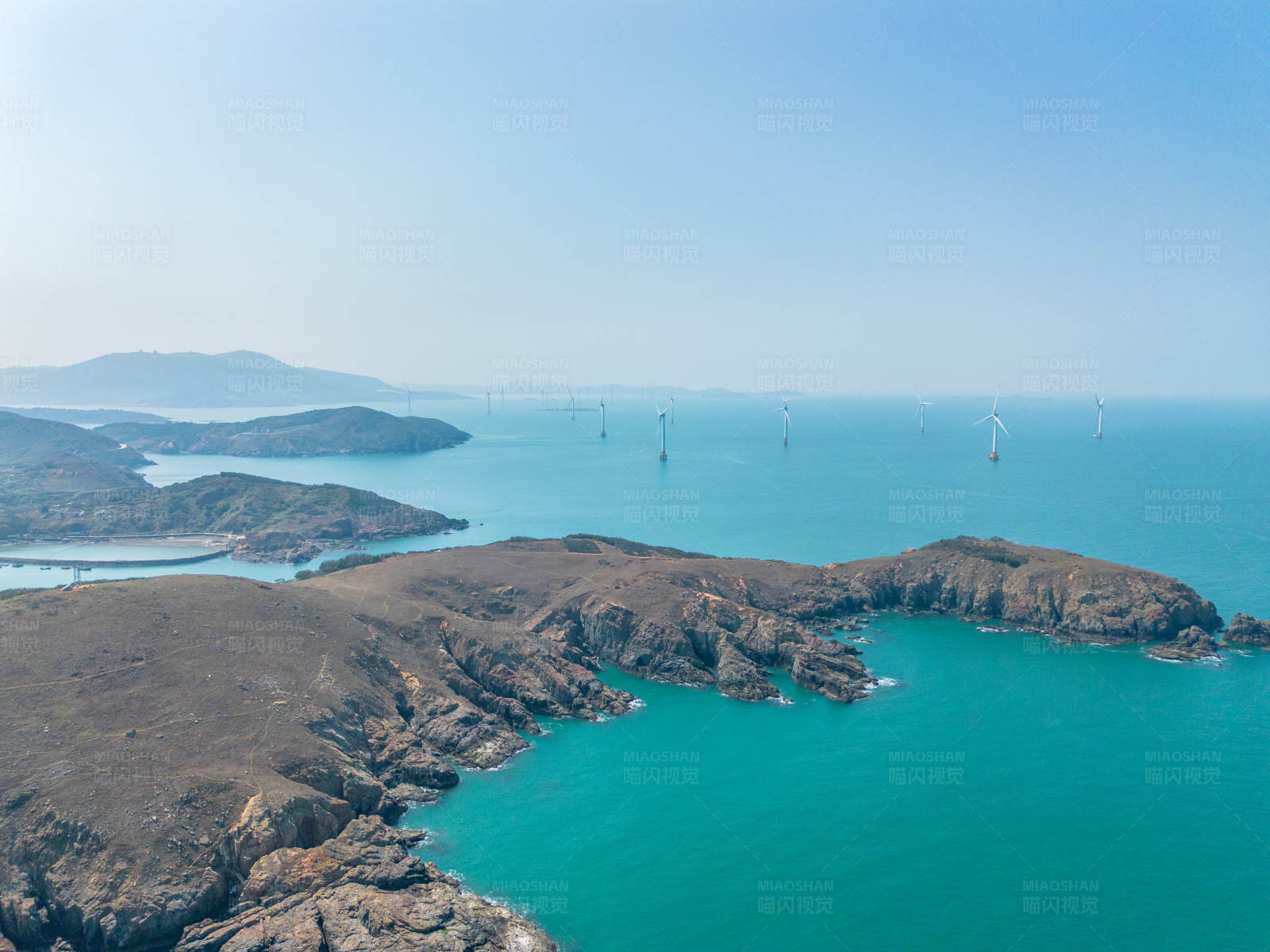平潭东庠岛海上风电场与岛屿图片