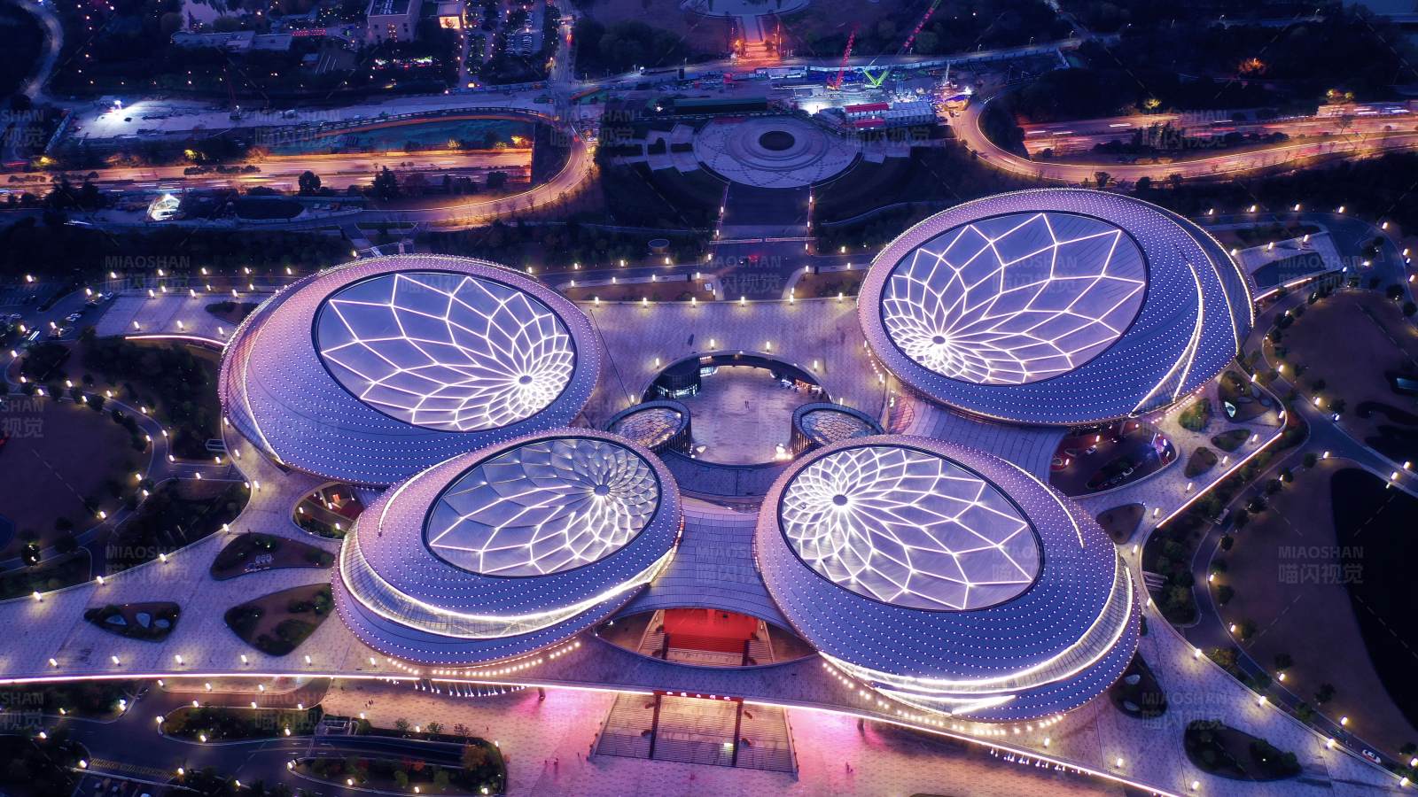 航拍夜幕下的江苏大剧院图片