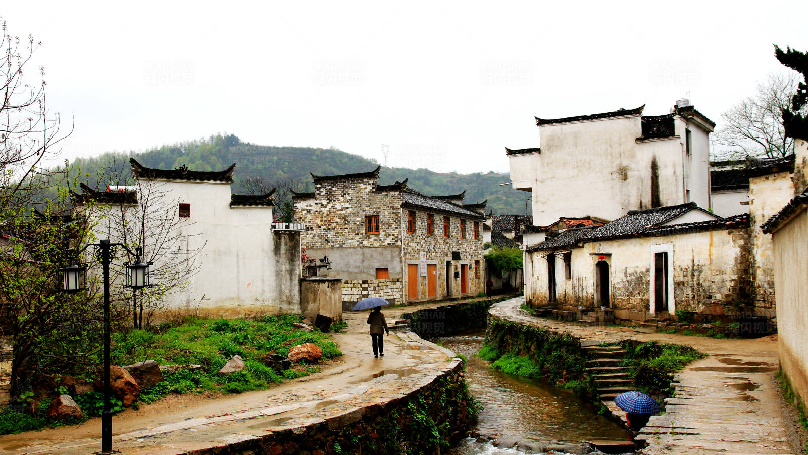 雨中的查济古村图片