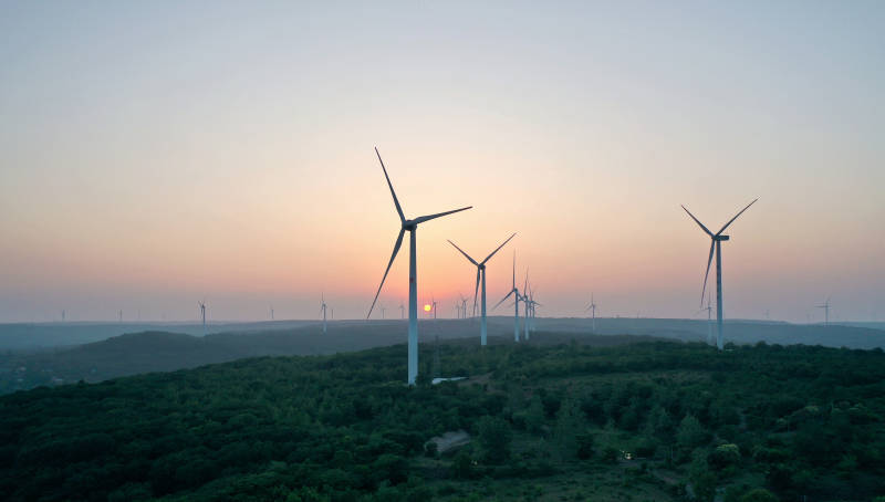 南京六合夕阳下的风车农场图片