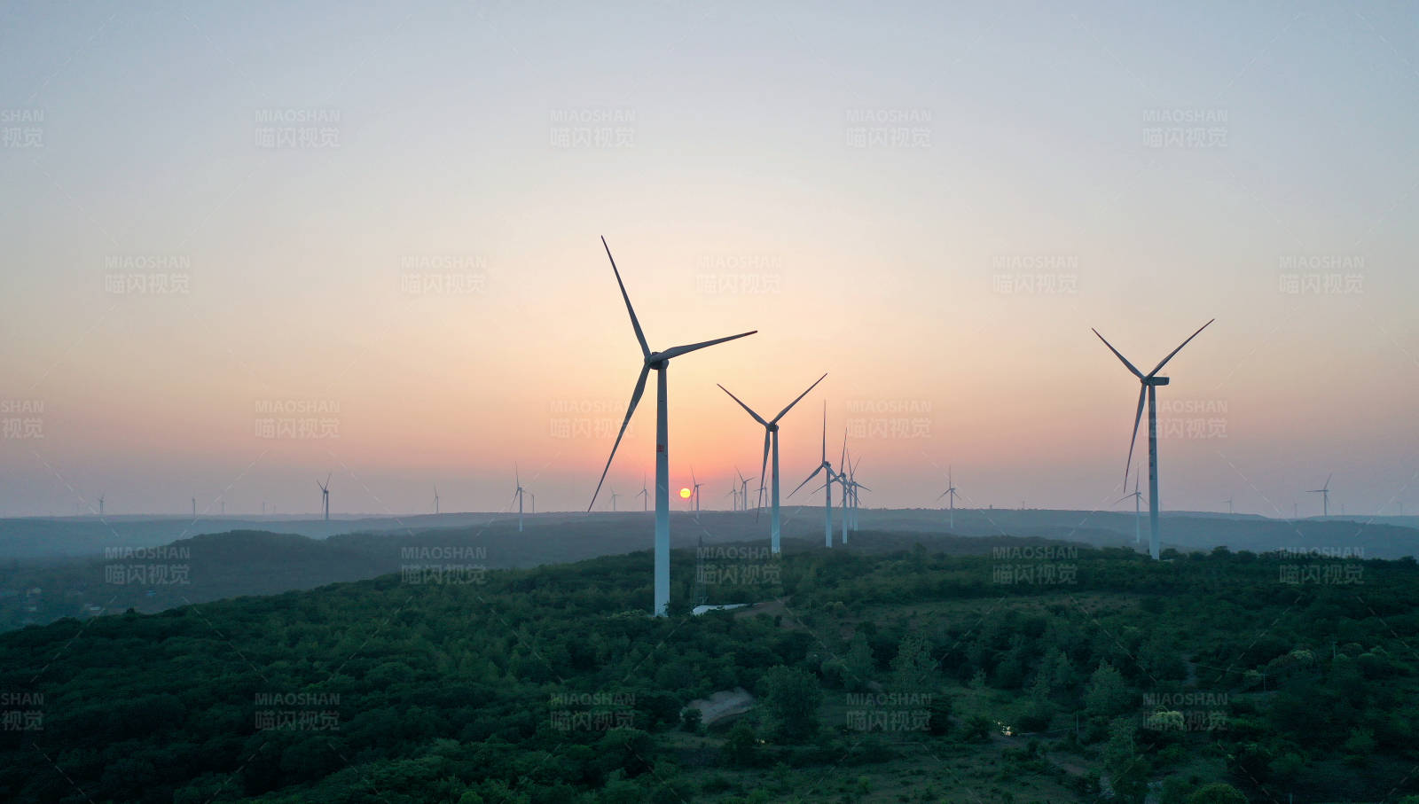 南京六合夕阳下的风车农场图片
