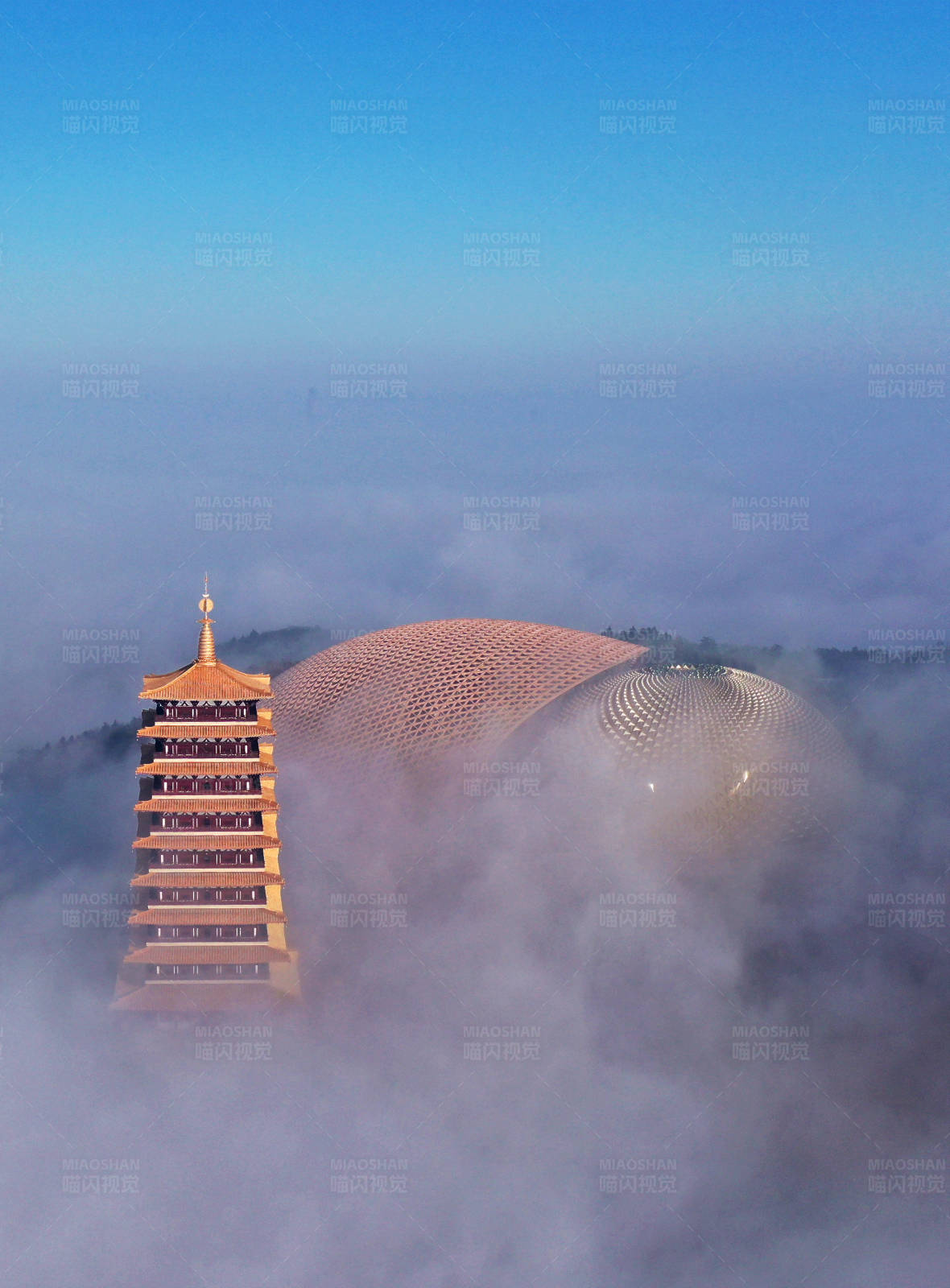 航拍云雾中的南京牛首山图片