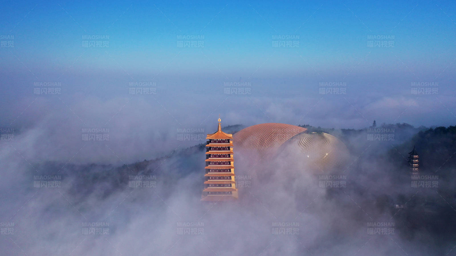 航拍平流雾中的南京牛首山图片